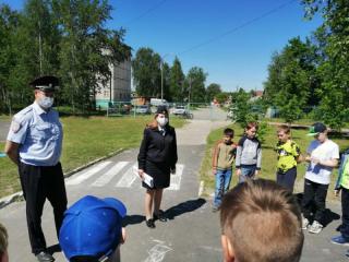 Сотрудники Госавтоинспекции проводят занятия по безопасности дорожного движения в летних пришкольных лагерях