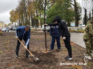 Глава города Алексей Соколов принял участие в озеленении сквера на улице Интернациональной Глава города Алексей Соколов принял участие в озеленении сквера на улице Интернациональной