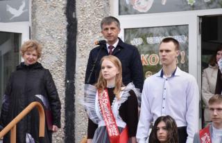 Глава города Алексей Соколов принял участие в поздравлении выпускников школы №3