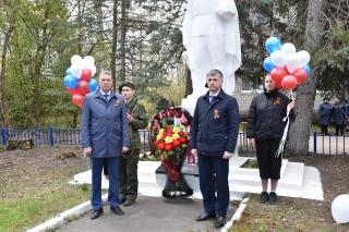 Глава города Алексей Соколов принял участие в первых торжественных мероприятиях в честь Дня Победы. Они прошли в поселках Гусевском и Панфилово
