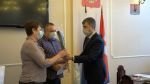 Глава города Алексей Соколов вручил свидетельства на приобретение жилья гусевским семьям