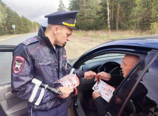 Сотрудники Госавтоинспекции и РЖД напомнили о безопасности при движении через железнодорожные пути Сотрудники Госавтоинспекции и РЖД напомнили о безопасности при движении через железнодорожные пути