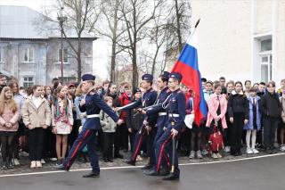 Утро в гусевских школах началось с поднятия флага Российской Федерации