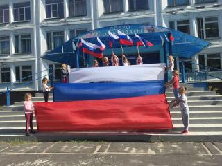 В школе №4 отпраздновали День Государственного флага
