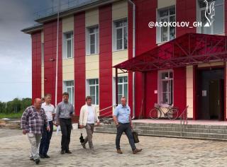 Глава города проинспектировал ход работ по благоустройству территории около школы №14 Глава города проинспектировал ход работ по благоустройству территории около школы №14