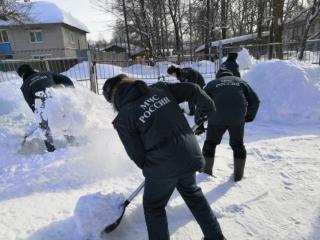 Сотрудники МЧС города Гусь-Хрустального и района помогли детским образовательным и социальным учреждениям в уборке снега после аномального снегопада