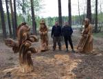 Мастер-краснодеревщик Игорь Володин поделился фотографиями с установки скульптур в парке «Сказка»