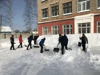Трудовой десант по уборке снега со школьных дворов
