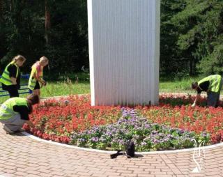 Городские клумбы Гусь-Хрустального приводят в порядок: к работам привлечены студенты Городские клумбы Гусь-Хрустального приводят в порядок: к работам привлечены студенты