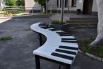 «Музыкальные» скамейки появились в Детской школе искусств