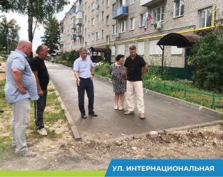 Жители просили — власти сделали: глава города контролирует ремонт проезда на ул. Интернациональной Жители просили — власти сделали: глава города контролирует ремонт проезда на ул. Интернациональной