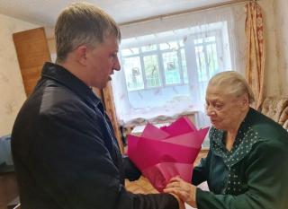 Глава города поздравил жительницу блокадного Ленинграда Глава города поздравил жительницу блокадного Ленинграда