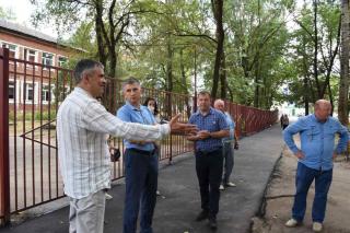 Глава города Алексей Соколов проинспектировал ремонт тротуара на ул. 2-ой Народной