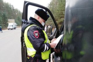 Госавтоинспекторы совместно с представителями автодорожного надзора проводят мероприятия по контролю за соблюдением правил пассажирских перевозок