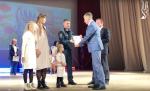 Глава города Алексей Соколов и председатель Совета народных депутатов Николай Мокров наградили победителей и призёров городского этапа областного конкурса «Отцовство - долг и дар» Глава города Алексей Соколов и председатель Совета народных депутатов Николай Мокров наградили победителей и призёров городского этапа областного конкурса «Отцовство - долг и дар»