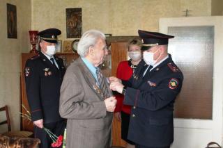 Полицейские поздравили с Днем Победы подполковника милиции в отставке Анатолия Гущина