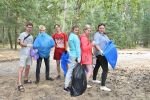 Акция по уборке мусора в лесопарке у озера