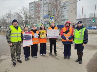 Госавтоинспекторы вместе с дружинниками и школьниками-активистами напомнили водителям и пешеходам о необходимости соблюдения ПДД Госавтоинспекторы вместе с дружинниками и школьниками-активистами напомнили водителям и пешеходам о необходимости соблюдения ПДД