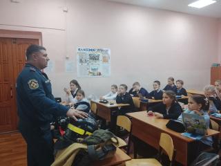 Гусевским школьникам рассказали о работе пожарных Гусевским школьникам рассказали о работе пожарных