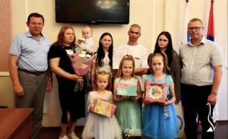 Многодетной гусевской семье вручили сертификат на улучшение жилищных условий Многодетной гусевской семье вручили сертификат на улучшение жилищных условий