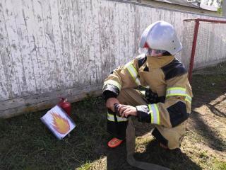 Сотрудники Гусь-Хрустального пожарно-спасательного гарнизона и ВДПО провели противопожарную эстафету для ребят из хоккейного клуба «Энергия»