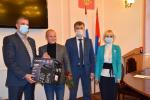 Глава города Алексей Соколов вручил ключи от новых квартир переселенцам из аварийного жилья